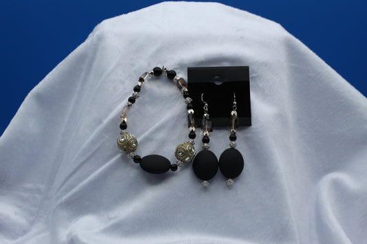 Earrings w/ Matching Bracelet - Black