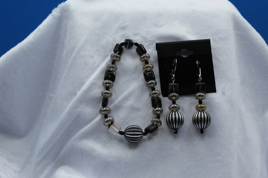 Earrings w/ Matching Bracelet - Black